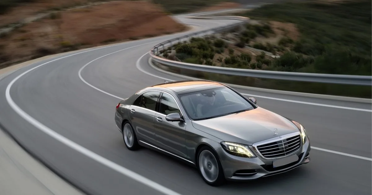  कार का मोड़ पर मुड़ना